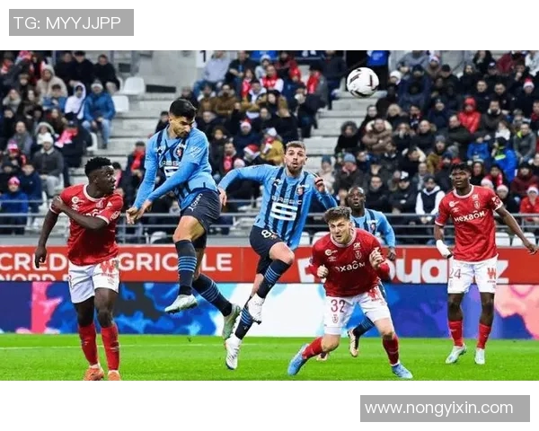 法乙联赛精彩对决朗斯主场迎战红星球队全力争胜